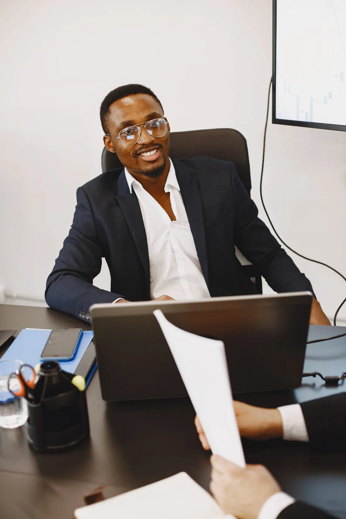 Intern learning from a senior consultant in an office